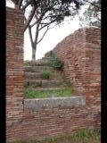 07784 ostia - regio iv - insula i - cardo maximus - caseggiato a botteghe (v,i,1) - treppe - bli ri suedosten - 01-2024.jpg